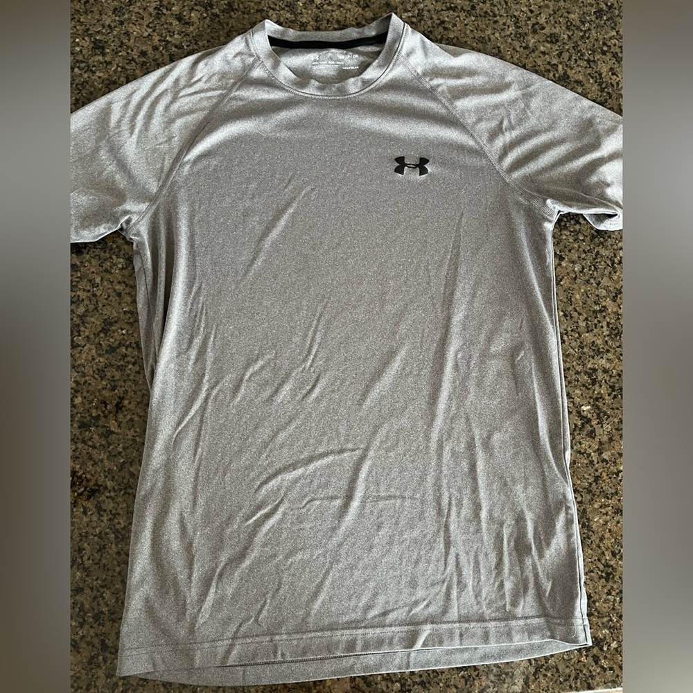 Under Armour Men's Grey/Silver Short Sleeve Performance DriFit Tee. Size Small